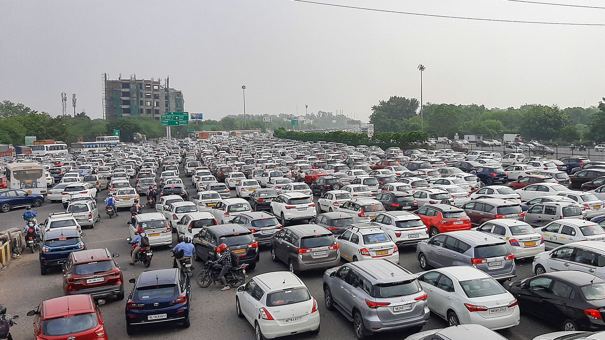 <div class="paragraphs"><p>Heavy traffic jam on Delhi-Gurugram expressway.</p></div>