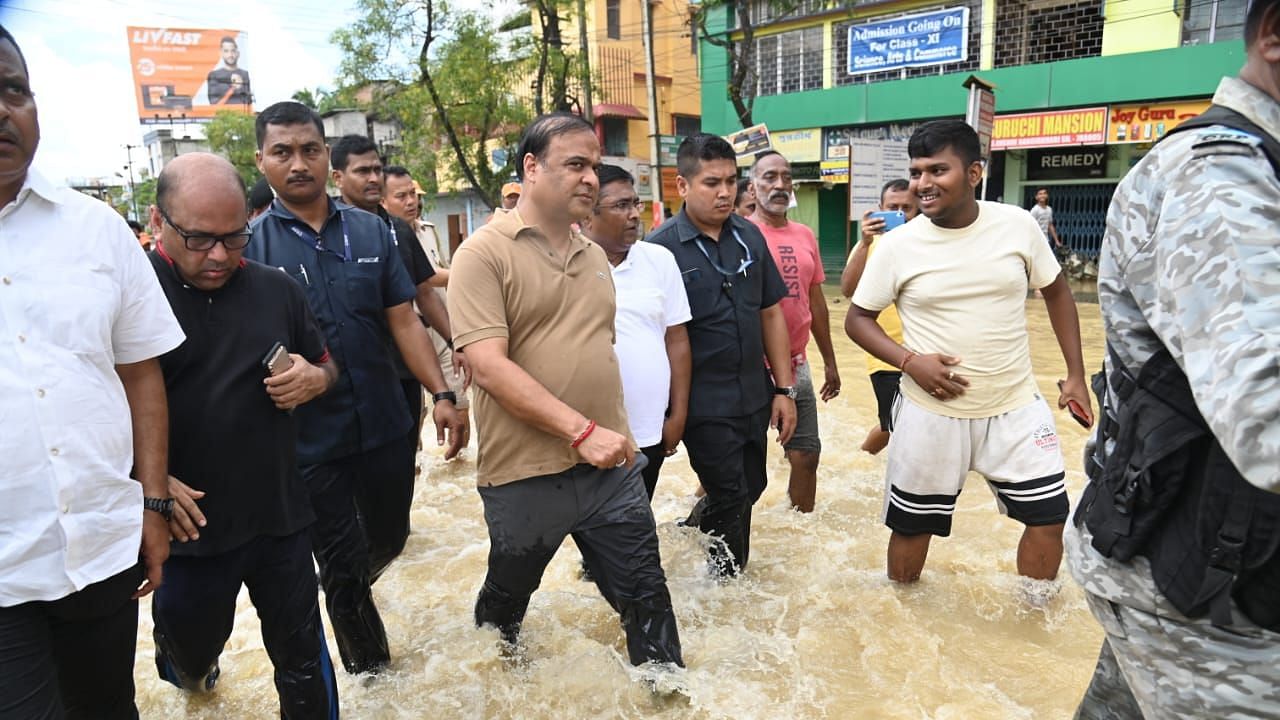 <div class="paragraphs"><p> CM Himanta Biswa Sarma visited flood affected parts of Assam on Sunday, 26 June.</p></div>