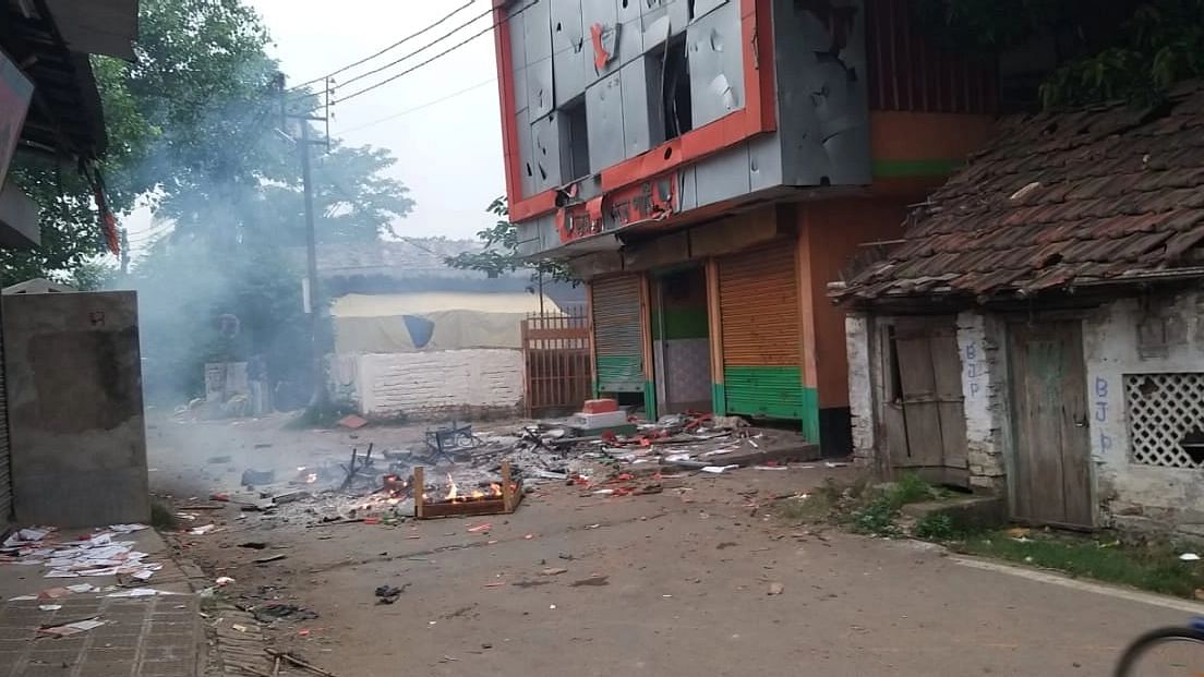 <div class="paragraphs"><p>The BJP party office was set ablaze in Howrah's Panchla in West Bengal</p></div>