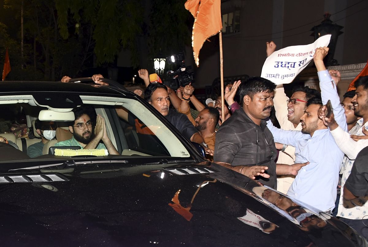 <div class="paragraphs"><p>Aditya and Tejas Thackeray greet Shiv Sena cadre outside Matoshre.</p></div>
