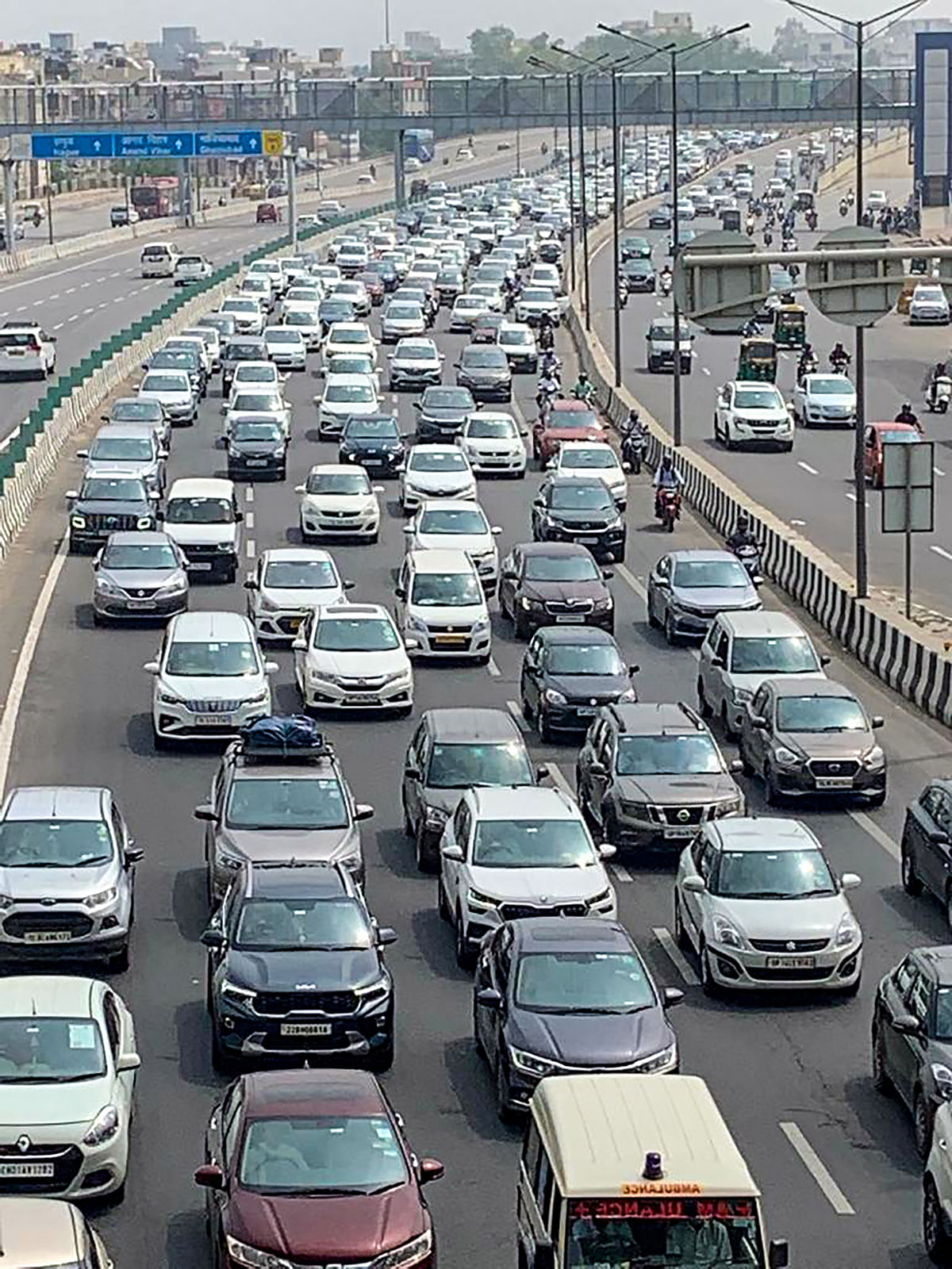 <div class="paragraphs"><p>The traffic police  advised commuters to avoid certain areas between 8 am and 12 pm.</p></div>