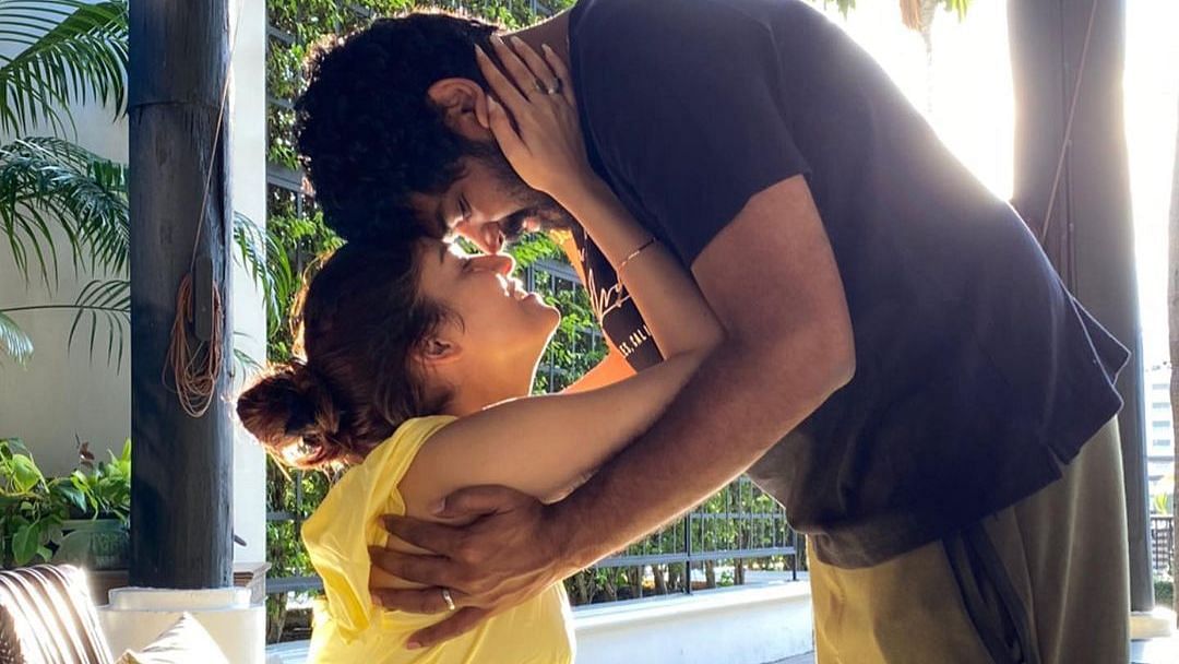 <div class="paragraphs"><p>Vignesh and Nayanthara share a romantic honeymoon in Thailand.</p></div>