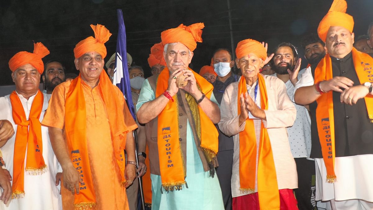 J&K L-G Manoj Sinha Flags Off First Batch of Pilgrims for Amarnath Yatra 2022