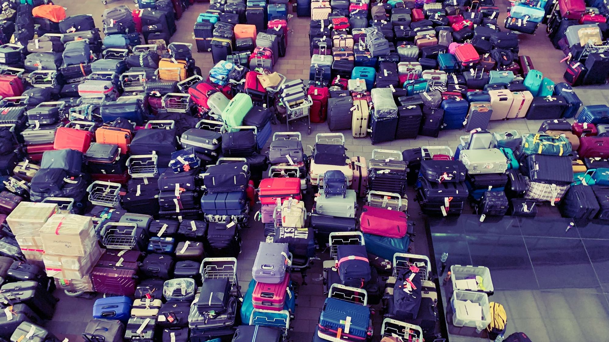<div class="paragraphs"><p>Stunning images of baggage handling issues emerged from London's Heathrow airport, with airlines on Monday being consequently asked to cancel 10 percent of their flights from Terminals 2 and 3.</p></div>