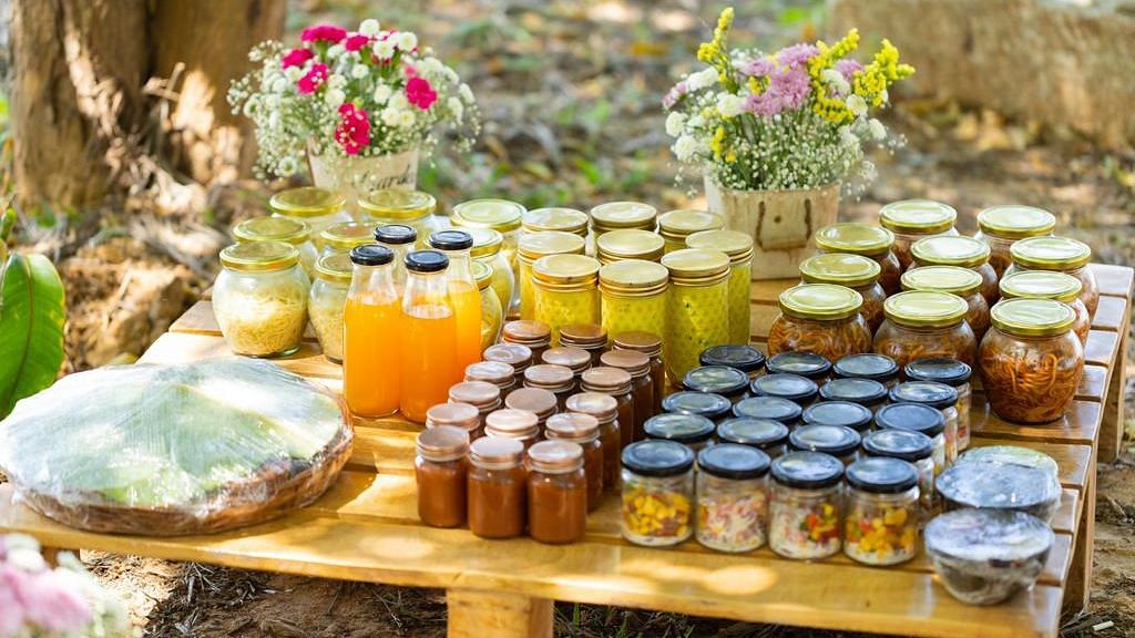 <div class="paragraphs"><p>A stunning assortment of fresh juice, dessert jars and cookies for your loved ones to enjoy on the picnic!</p></div>