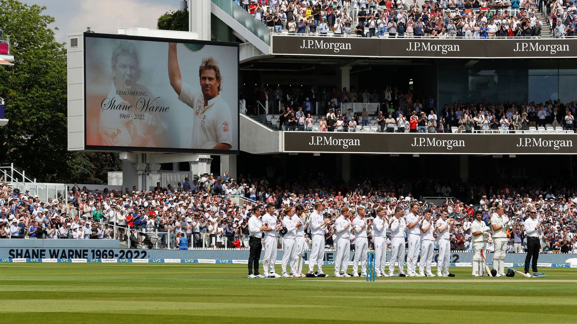 <div class="paragraphs"><p>England and New Zealand players pay tribute to Shane Warne</p></div>
