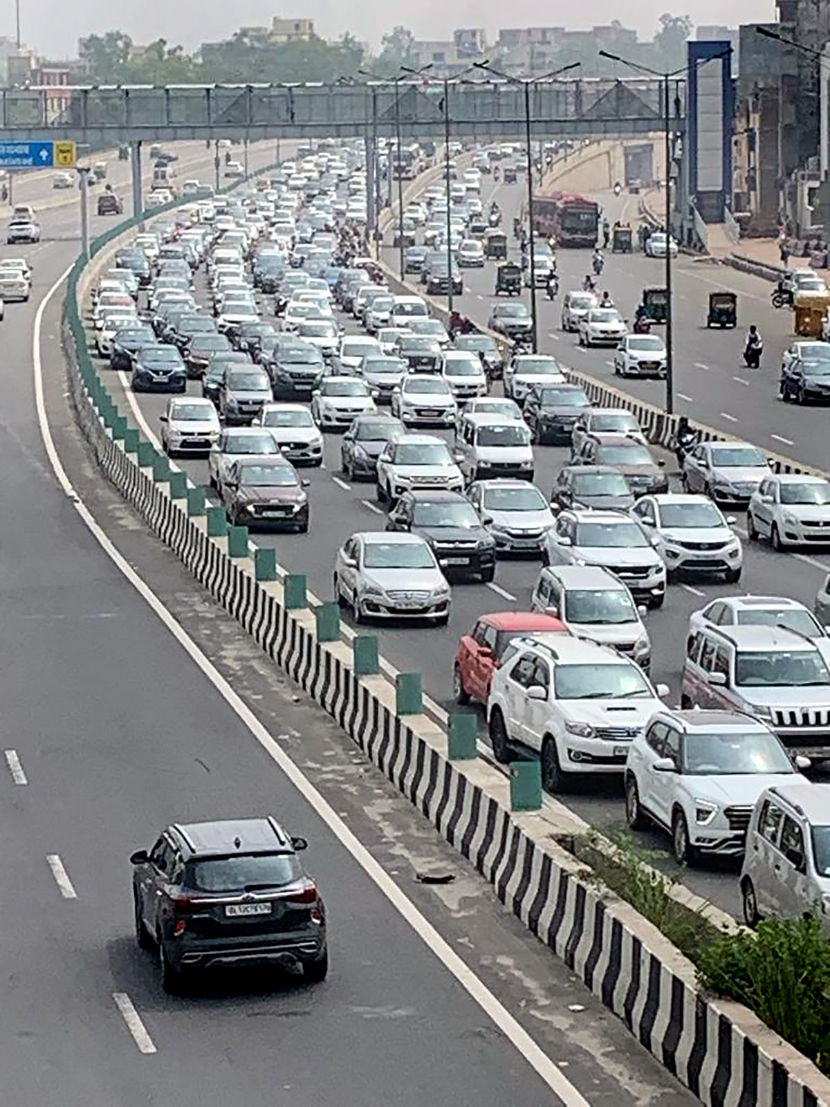 <div class="paragraphs"><p>Heavy traffic jam on Delhi-Meerut expressway amid increased security due to Bharat Bandh.</p></div>