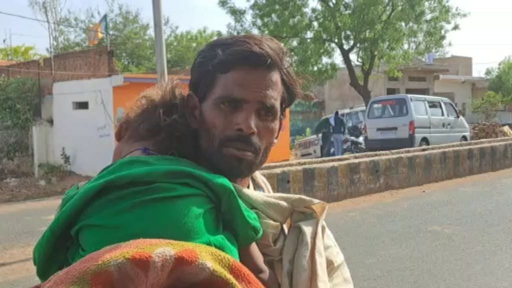 <div class="paragraphs"><p>A man was forced to carry the body of his daughter in Madhya Pradesh's Chhattarpur district.</p></div>