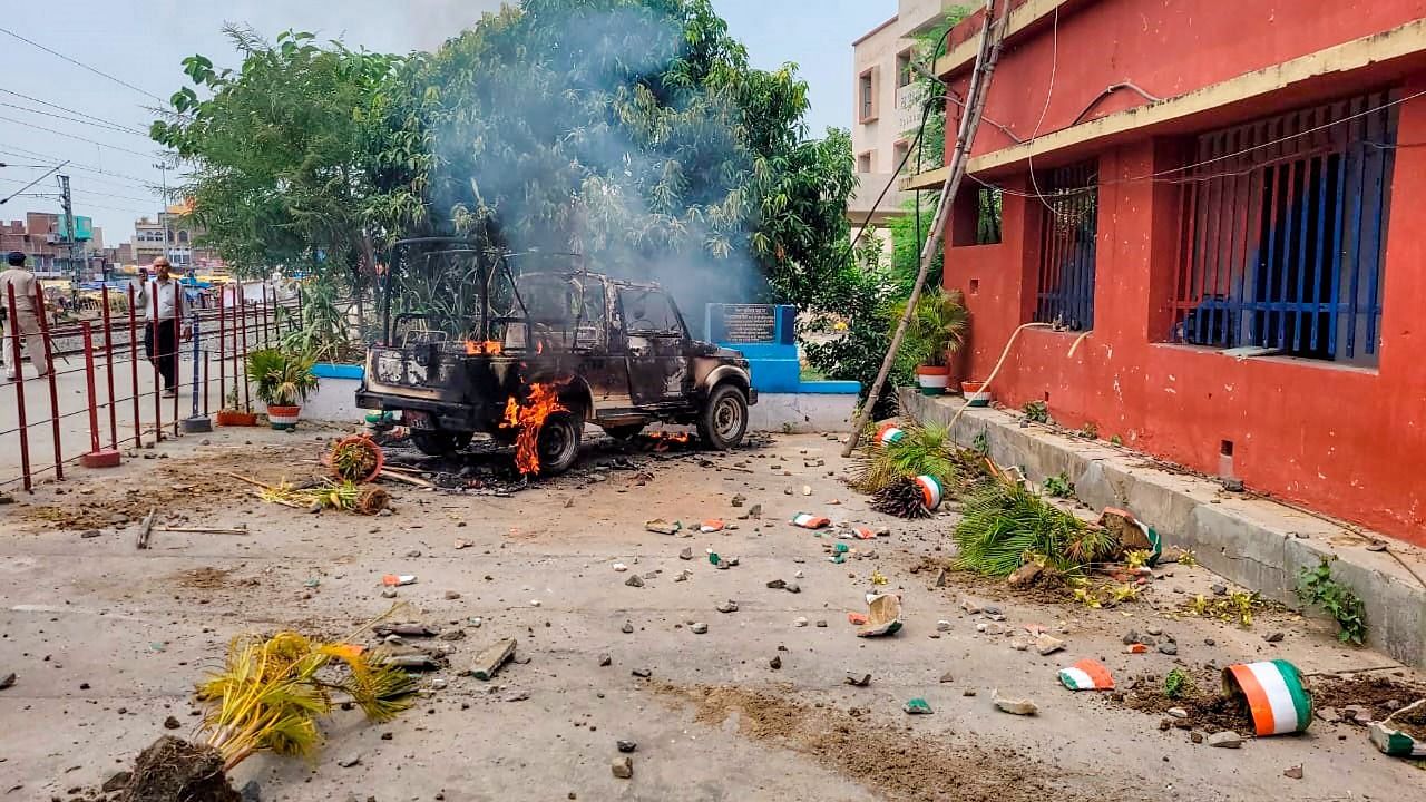 <div class="paragraphs"><p>A vehicle after it was set on fire by protesters during the Bihar Bandh called to protest against the Agnipath scheme.</p></div>