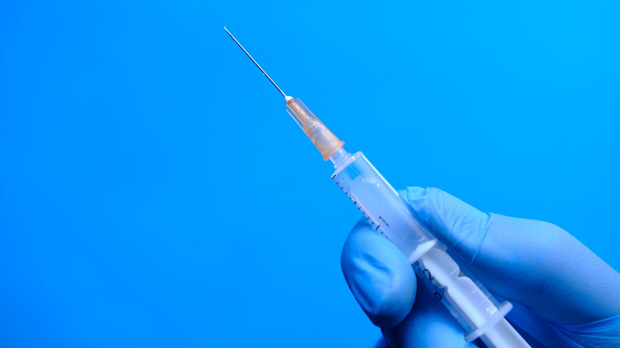 <div class="paragraphs"><p>A vaccinator allegedly used a single syringe to administer anti-coronavirus vaccine doses to 39 children at a private school in Madhya Pradesh</p></div>