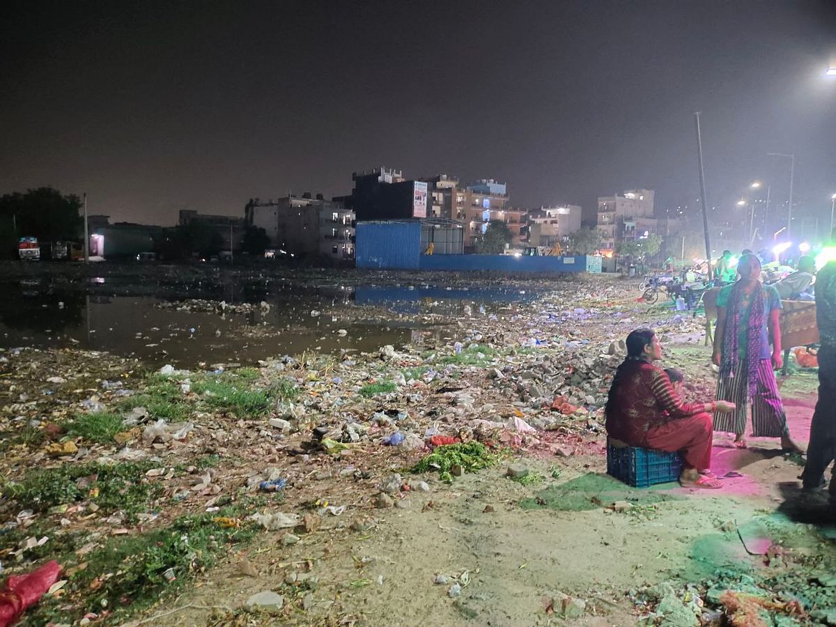 'The evening market in Noida's Sector 44 is surrounded by a garbage dump'