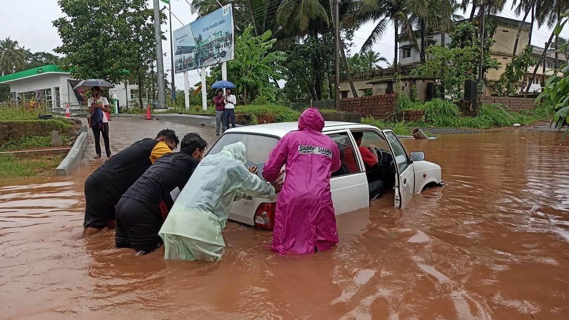 <div class="paragraphs"><p>Residents in Mangaluru struggle to free their partially submerged vehicles from the deluge, as the district continued to get heavy rainfall for the past 48 hours.</p></div>