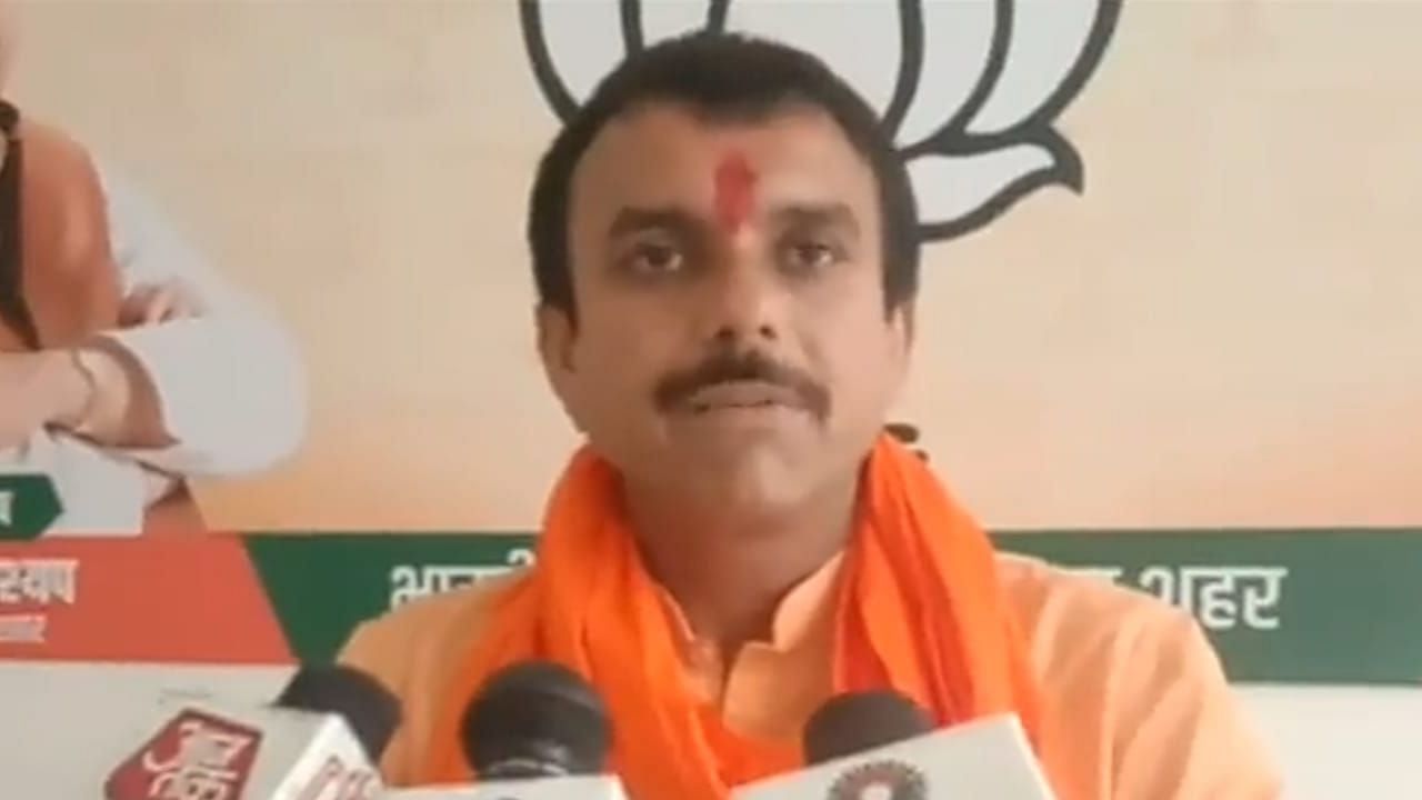<div class="paragraphs"><p>Madhya Pradesh BJP leader Prahlad Patel is contesting in the local body elections in Ratlam.</p></div>