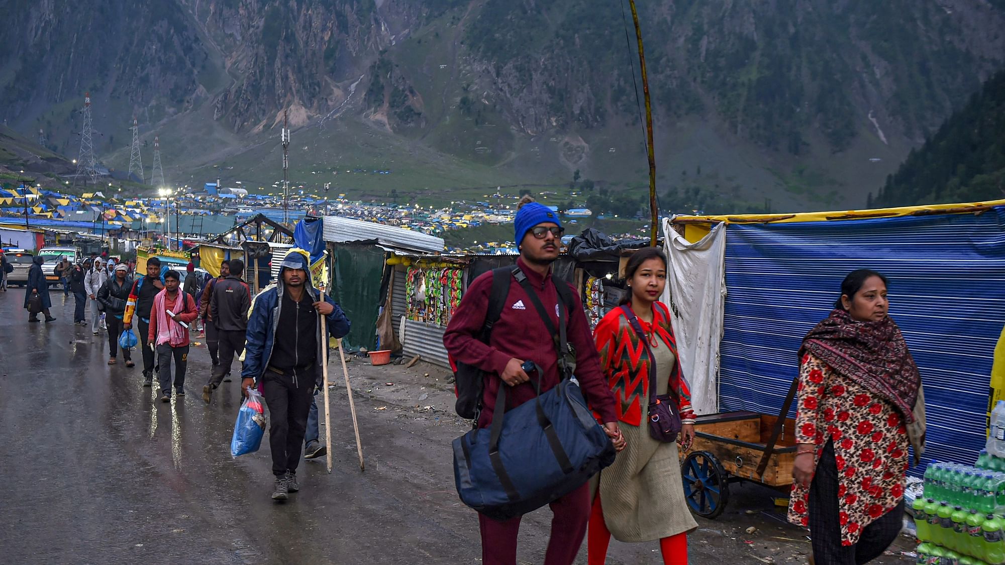 <div class="paragraphs"><p>Pilgrims returning to their base camps on Saturday, 9 July, a day after the cloudburst near the Amarnath cave in Kashmir.</p></div>