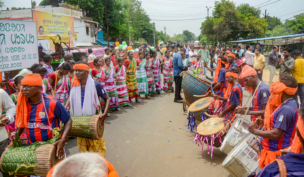 <div class="paragraphs"><p>Tribal artists perform in anticipation of the results of Presidential Elections 2022 favouring Draupadi Murmu, near her residence in Rairangpur, Thursday, July 21, 2022.</p></div>