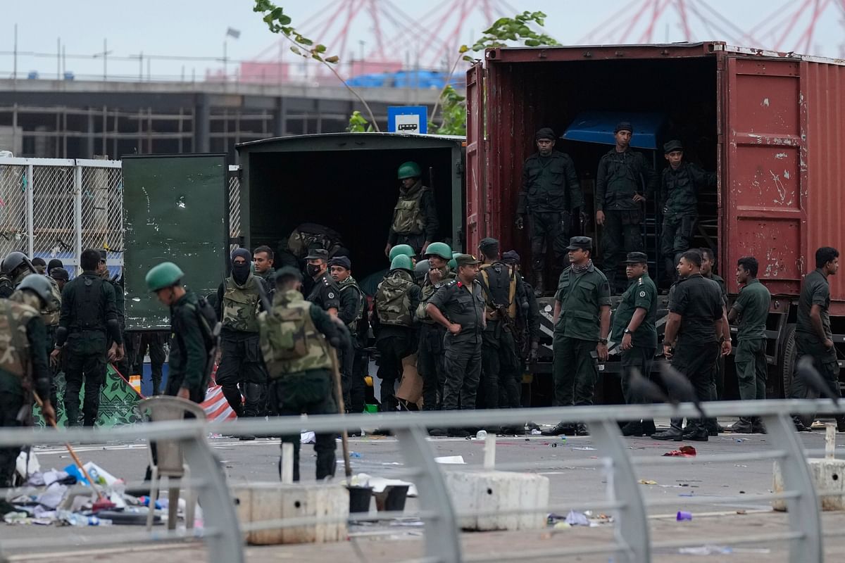 <div class="paragraphs"><p>Army soldiers clear anti-government protest camps after an eviction of protesters from the presidential secretariat premise in Colombo, Sri Lanka, Friday, 22 July.</p></div>