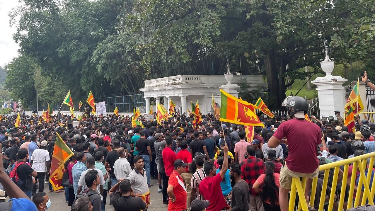 <div class="paragraphs"><p>Sri Lankan protesters storm President Rajapaksa's house.</p></div>