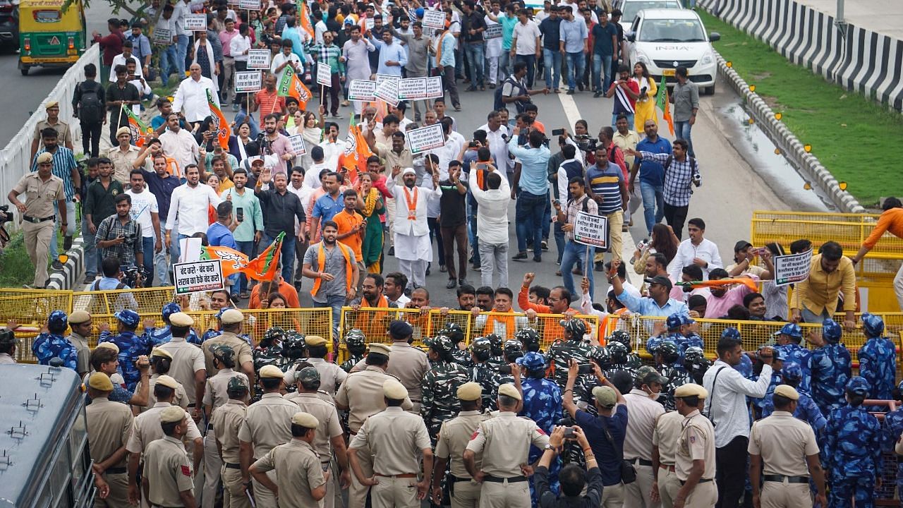 <div class="paragraphs"><p>BJP activists protest against the Delhi governments Excise Policy, outside Deputy CM Manish Sisodias residence in New Delhi, Saturday, 23 July.</p></div>