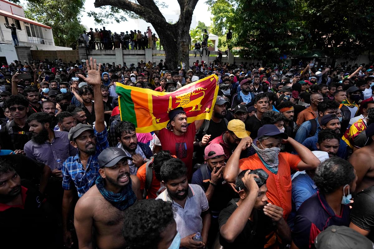 <div class="paragraphs"><p>Sri Lankan protesters stormed the compound of PM Ranil Wickremesinghe 's office, demanding he resign after president Gotabaya Rajapaksa fled the country amid economic crisis in Colombo, Sri Lanka, on Wednesday, 13 July.</p></div>