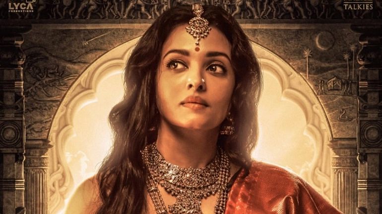 <div class="paragraphs"><p>Aishwarya Rai Bachchan's Regal  Look From 'Ponniyin Selvan' Revealed</p></div>