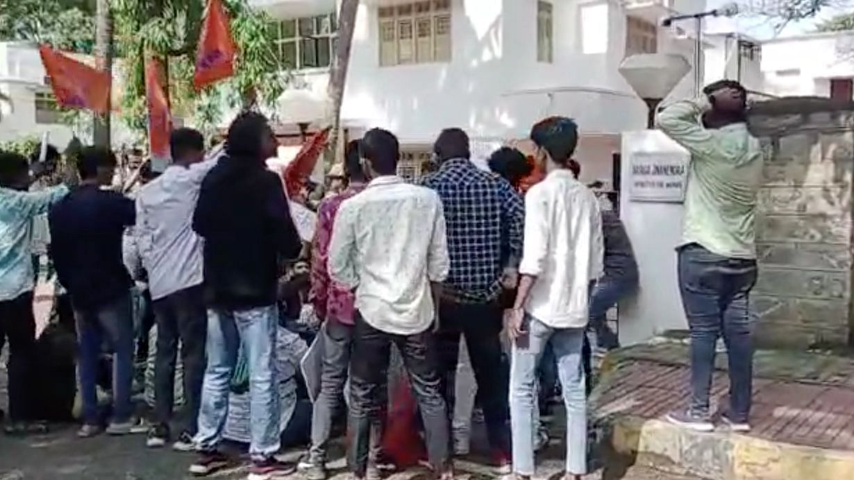 <div class="paragraphs"><p>ABVP protests outside Karnataka Home Minister Araga Jnanendra's residence.</p></div>