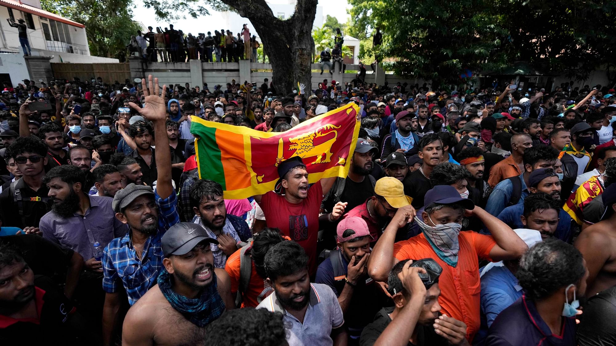 <div class="paragraphs"><p>Sri Lankan protesters storm the compound of prime minister Ranil Wickremesinghe's office</p></div>