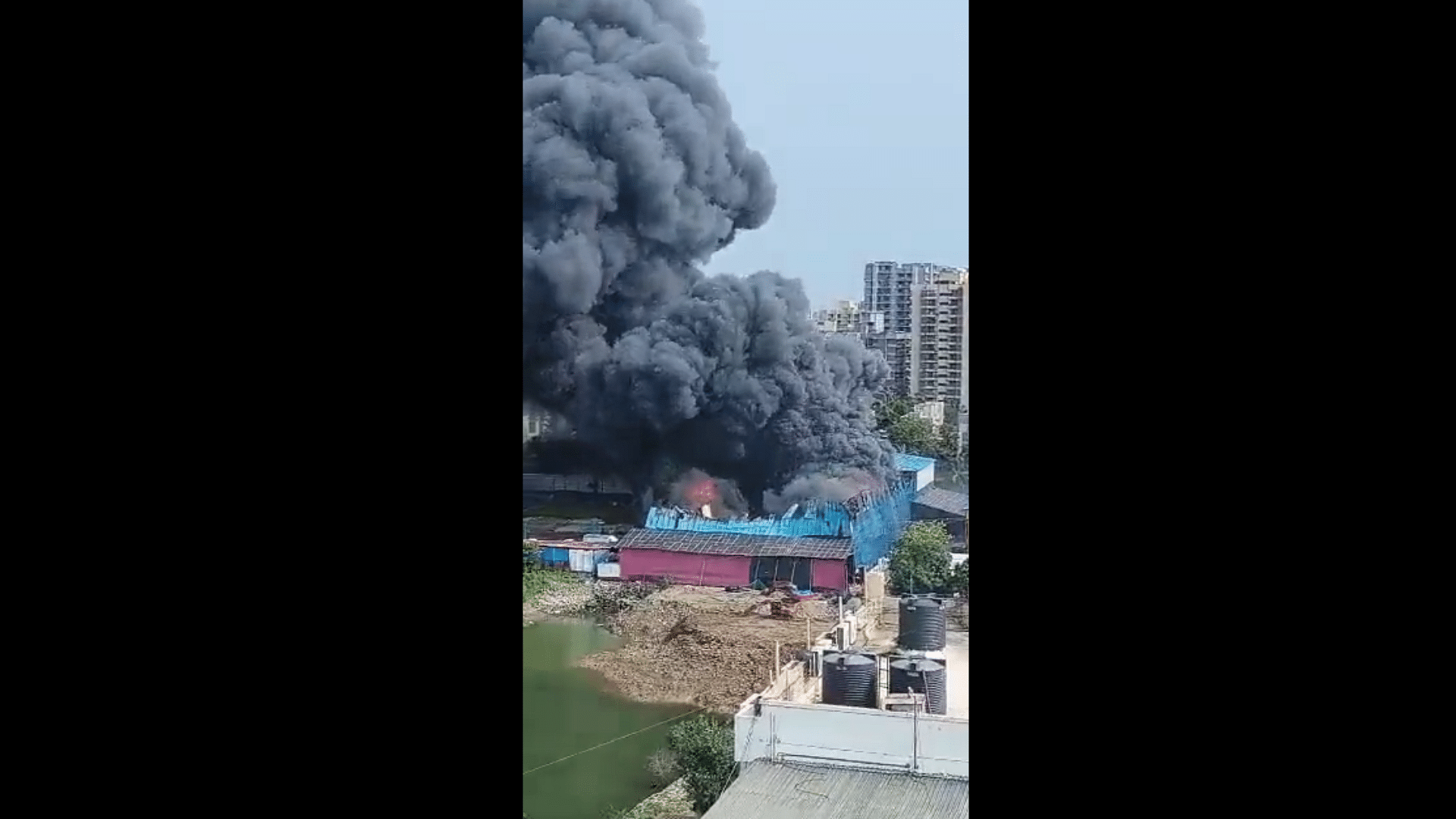 <div class="paragraphs"><p>Massive Fire Breaks Out At a Film Set in Mumbai, One Casualty Reported</p></div>