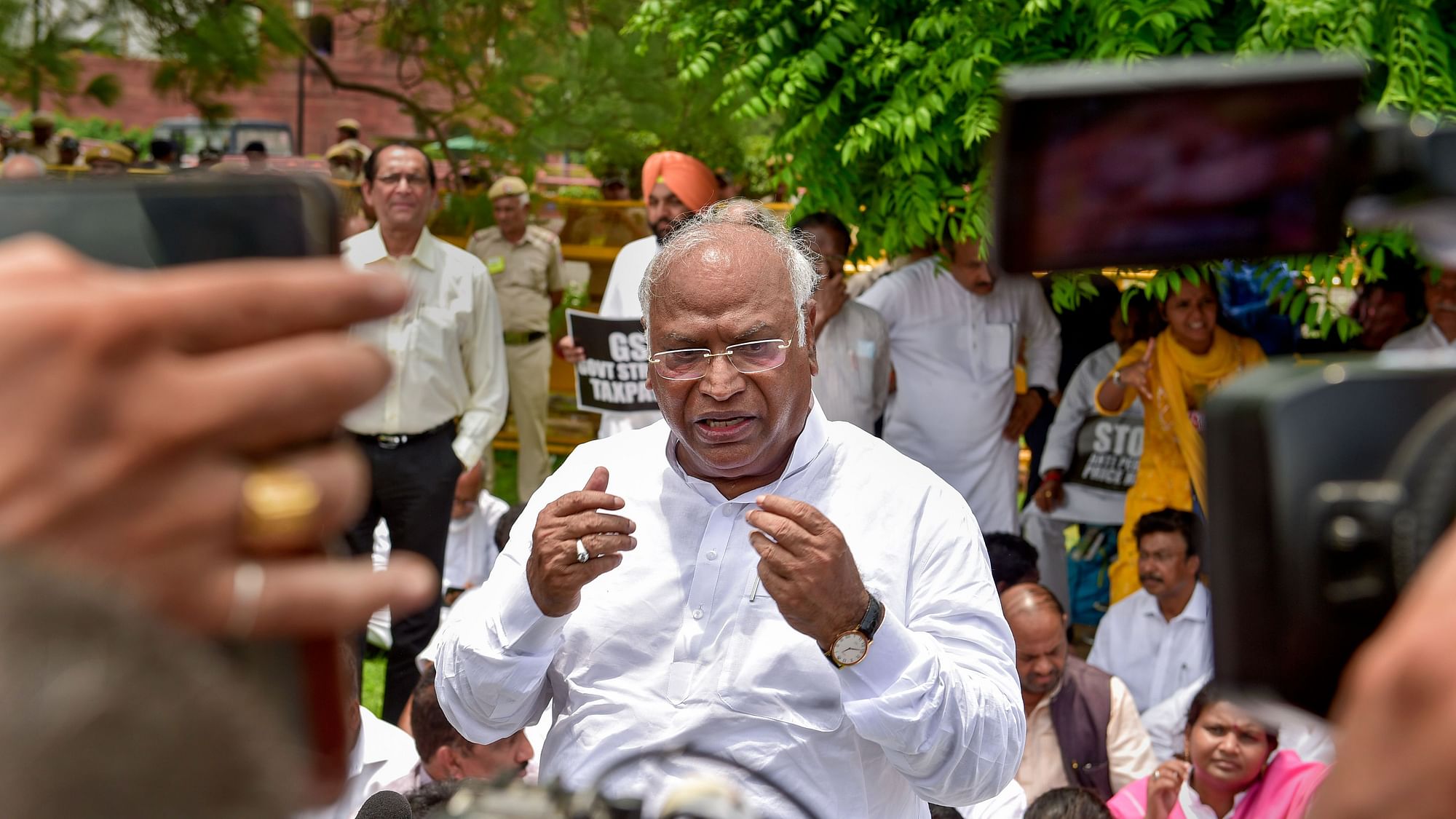 <div class="paragraphs"><p>Mallikarjun Kharge   wrote to house chairperson Venkaiah Naidu, requesting him to expunge remarks by BJP MPs</p></div>