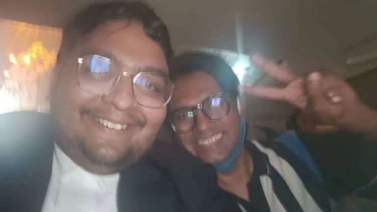 <div class="paragraphs"><p>Alt News co-founder Mohammed Zubair shows victory sign after being released from Tihar Jail.</p></div>