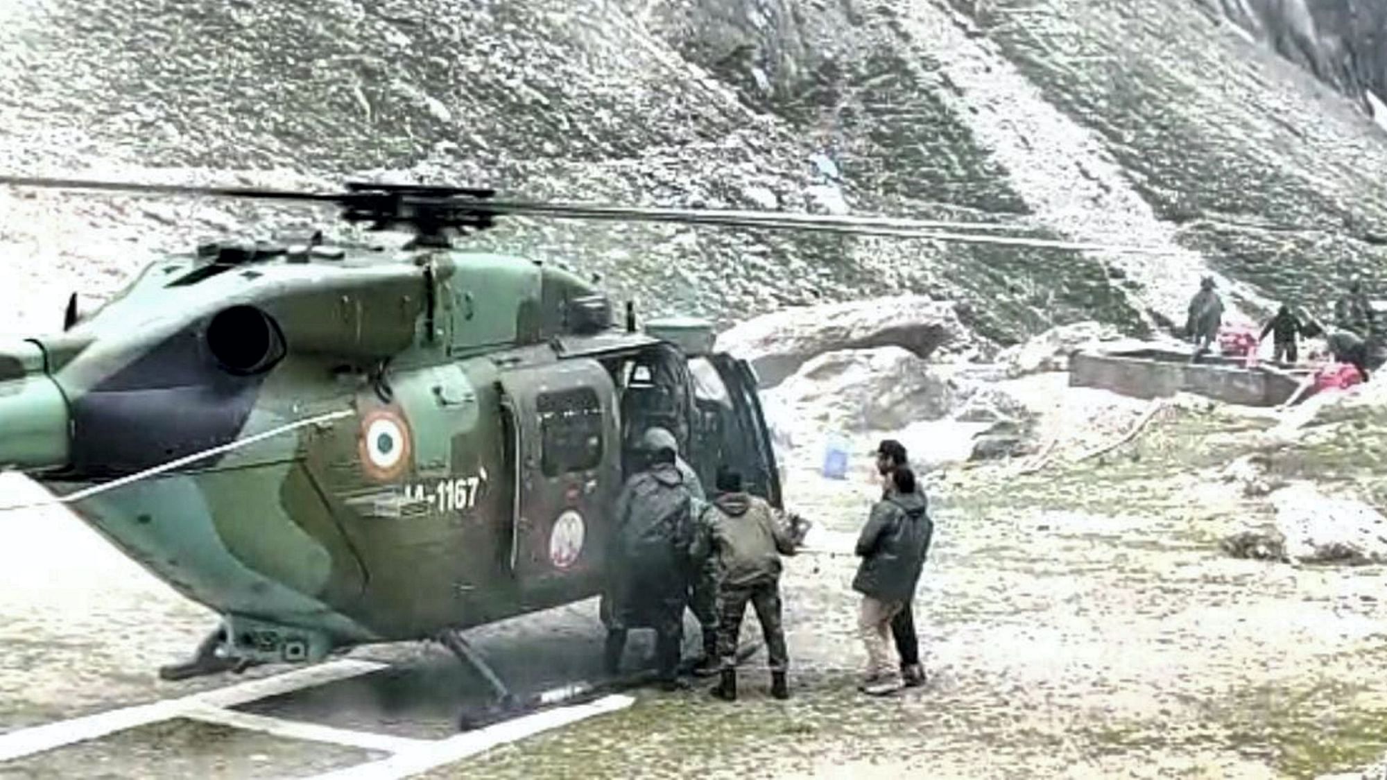 <div class="paragraphs"><p> Army personnel carry out a rescue operation in the cloudburst-affected areas near the Amarnath cave shrine on Saturday, 9 July. </p></div>