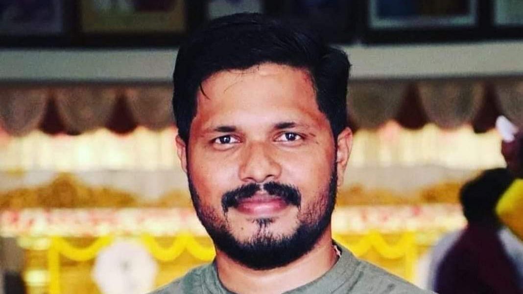 <div class="paragraphs"><p>A youth leader of the <a href="https://www.thequint.com/topic/karnataka">Bharatiya Janata Party (BJP)</a> was allegedly murdered by three bike-borne assailants in <a href="https://www.thequint.com/topic/karnataka">Karnataka</a>'s Dakshin Kannada on Tuesday, 26 July.</p></div>