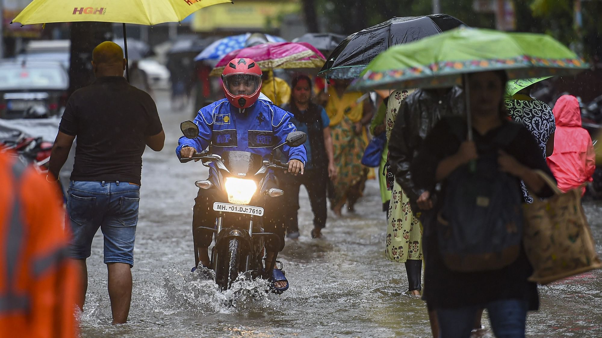 <div class="paragraphs"><p>Heavy rains continued to lash <a href="https://www.thequint.com/topic/mumbai-rains">Mumbai</a> and its surrounding areas on the the morning of Tuesday, 5 July, leading to waterlogging in several parts.</p></div>