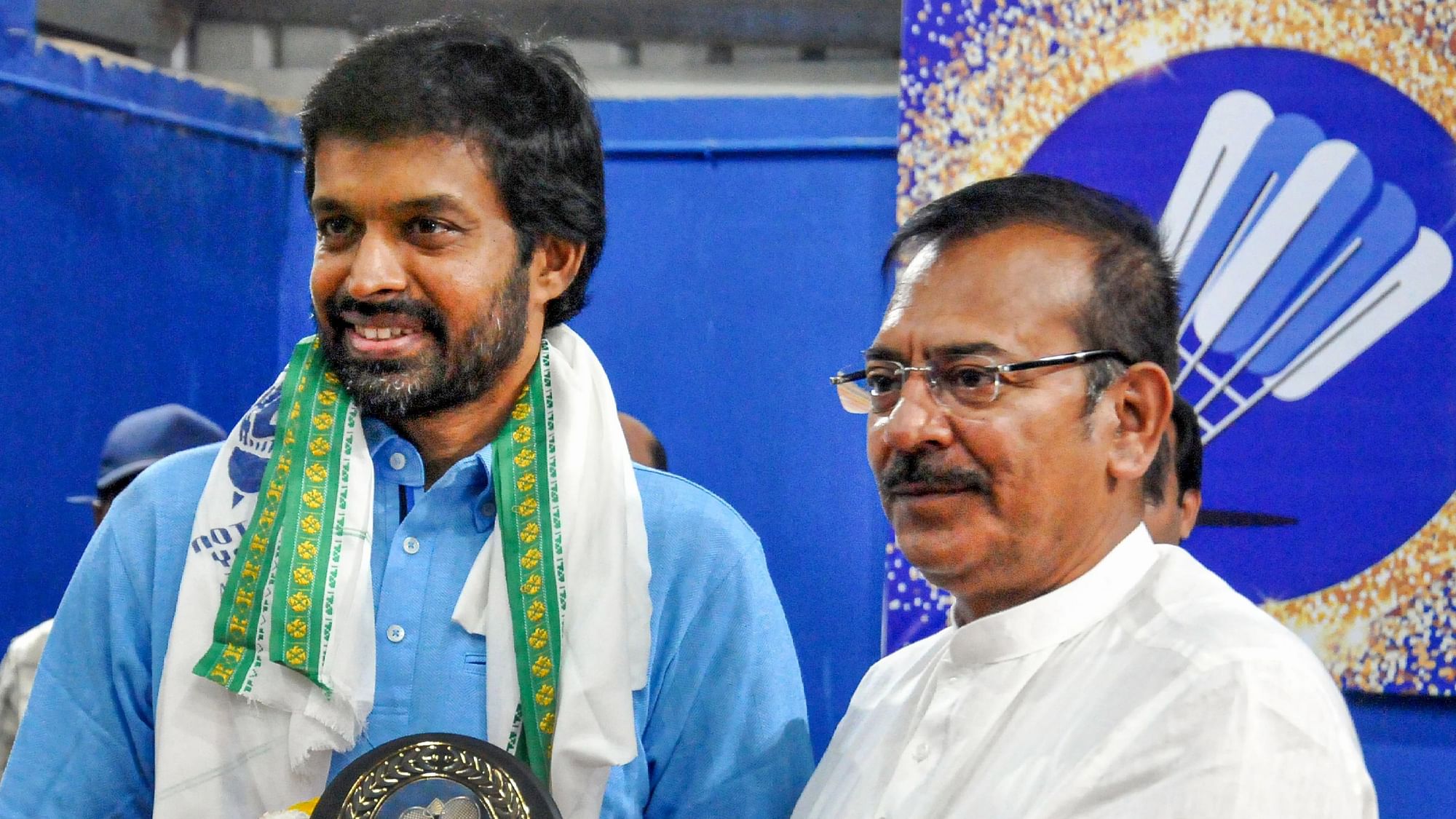 <div class="paragraphs"><p>West Bengal Sports Minister Aroop Biswas presents a memento to badminton coach P. Gopichand.</p></div>