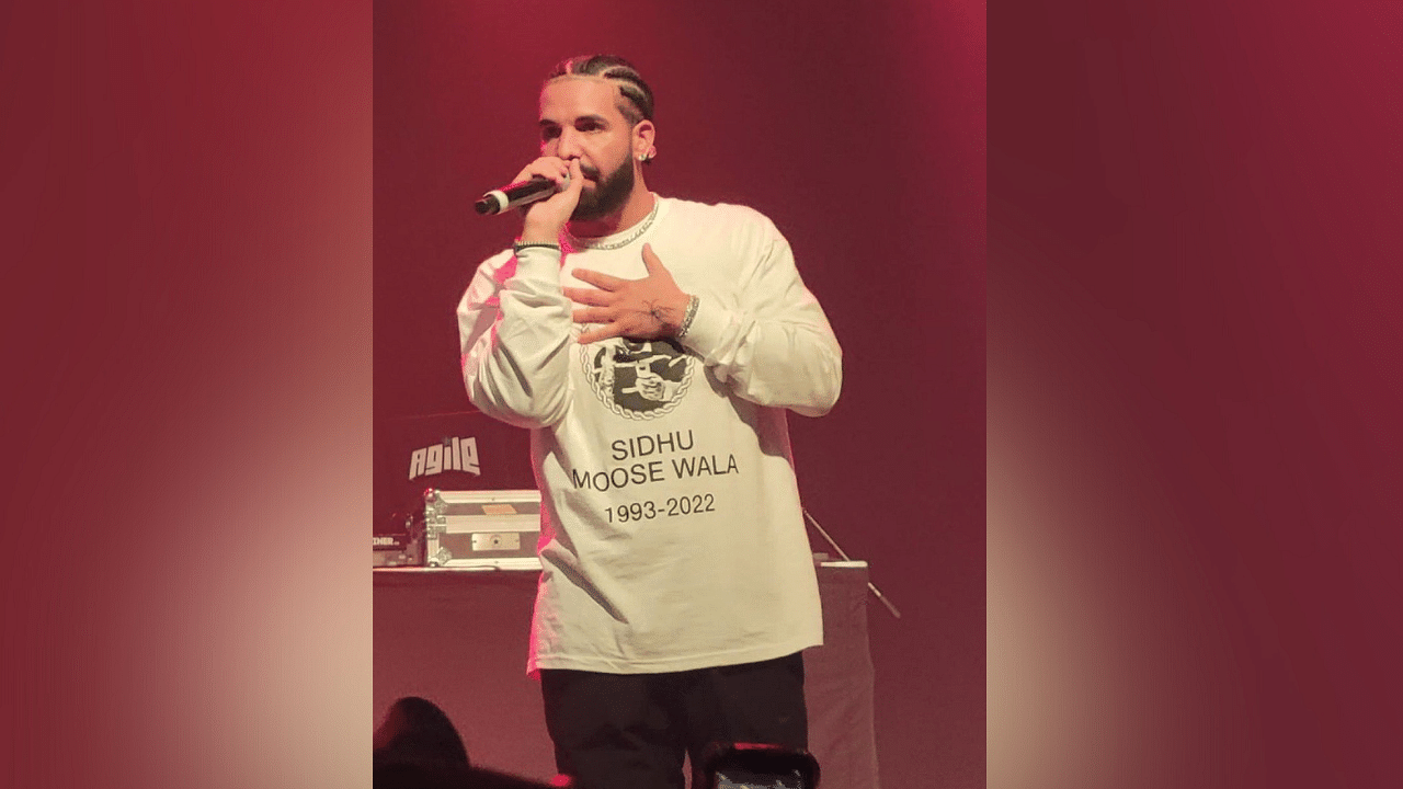 <div class="paragraphs"><p>Drake wore a shirt with Sidhu Moose Wala's photo.</p></div>