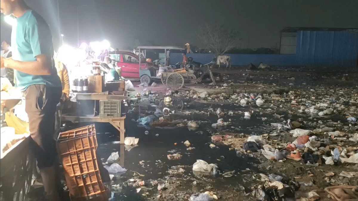 'The evening market in Noida's Sector 44 is surrounded by a garbage dump'