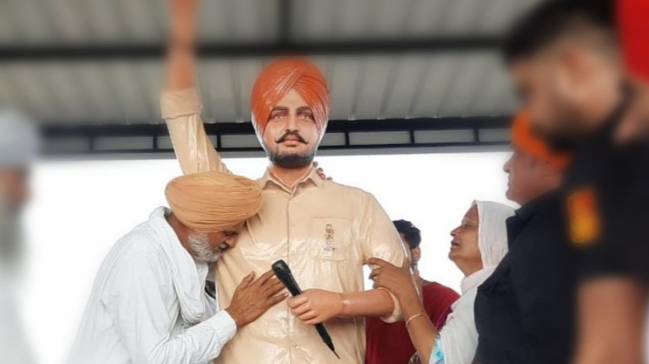 <div class="paragraphs"><p>A statue of deceased Punjabi singer Sidhu Moose Wala was unveiled at Mansa, his native village on Sunday, 17 July.</p></div>