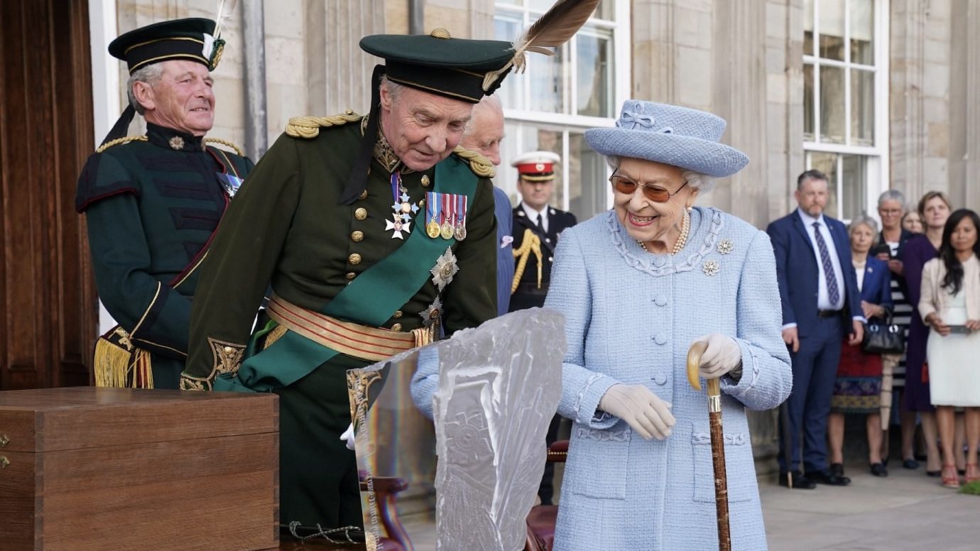 <div class="paragraphs"><p>Queen Elizabeth holding a cane at a parade at the Palace of Holyrood house, 30 June.</p></div>