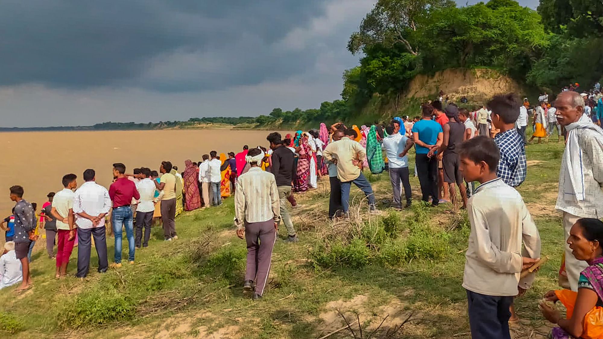 <div class="paragraphs"><p>Banda: People gather along the banks of Yamuna river after a boat capsized at Marka area in Banda district, on Thursday, 11 August. Several people are feared dead.</p></div>