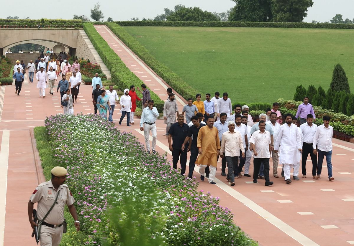 <div class="paragraphs"><p>Delhi Chief Minister and AAP Convener Arvind Kejriwal with party MLAs pays homage to Mahatma Gandhi, at Rajghat in New Delhi, Thursday, 25 August.</p></div>
