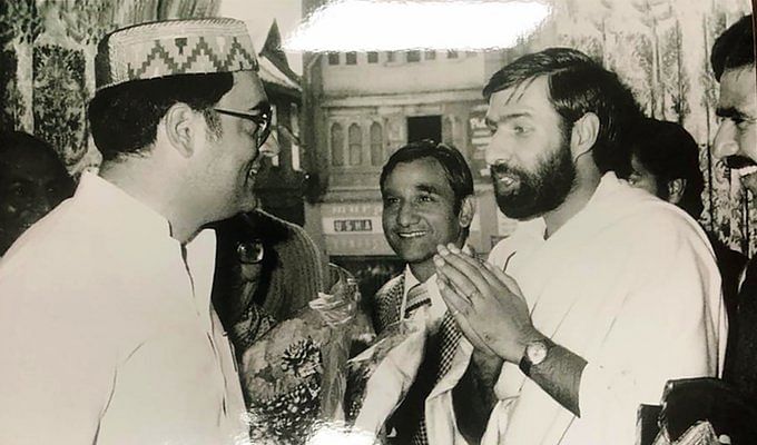 <div class="paragraphs"><p>A picture of Anand Sharma (right) with Rajiv Gandhi shared by the former on his Twitter handle.</p></div>