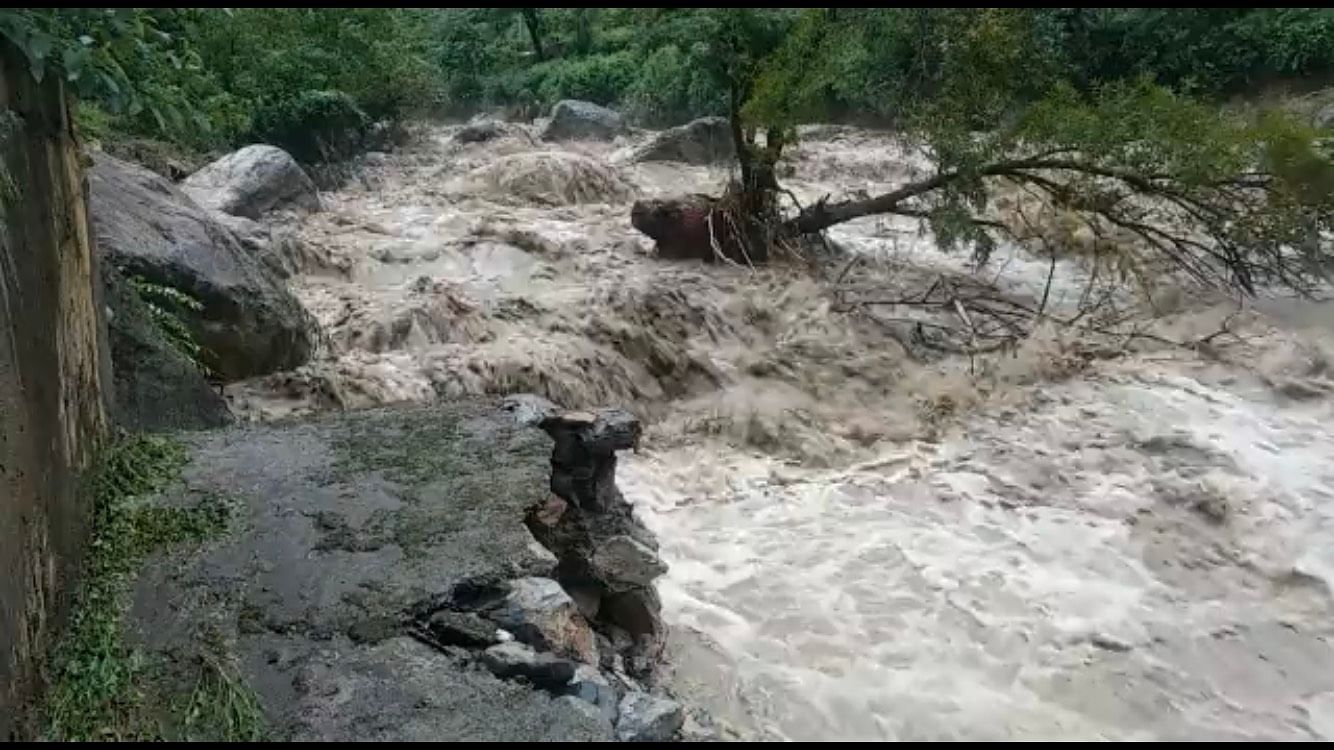 <div class="paragraphs"><p>A bridge in Himachal Pradesh's Shimla got washed away amid heavy rainfall on Saturday, 20 August.</p></div>