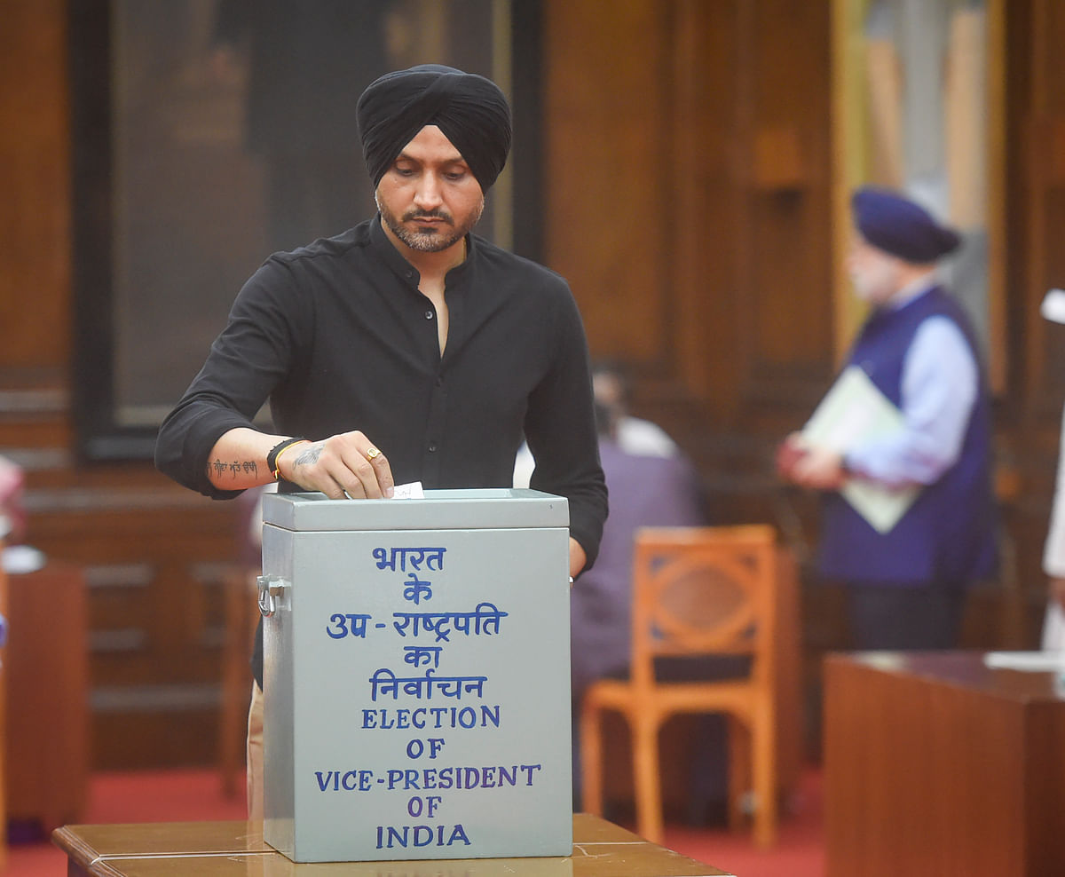 <div class="paragraphs"><p>AAP Rajya Sabha MP and cricketer Harbhajan Singh cast his vote for vice president.</p></div>