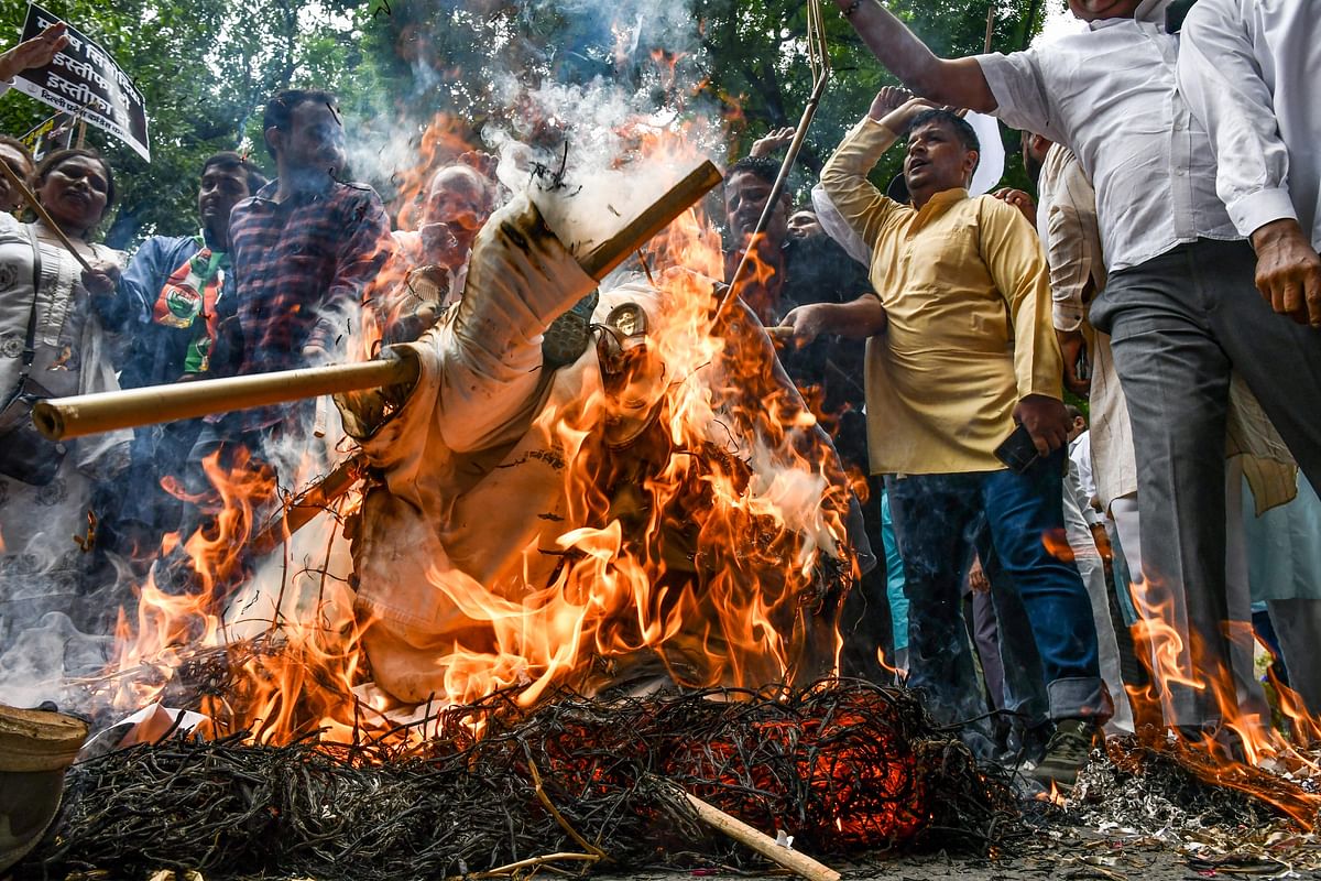 <div class="paragraphs"><p>Congress workers burn an effigy during their protest demanding the resignation of Delhi Deputy Chief Minister Manish Sisodia, outside the DPCC office in New Delhi.</p></div>