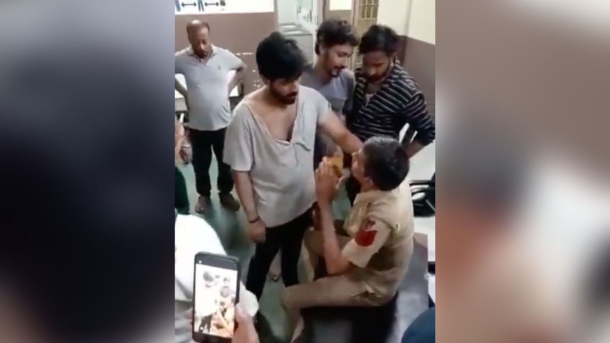 Delhi Constable Assaulted by Mob Inside Police Station, Shows Video; Two Held