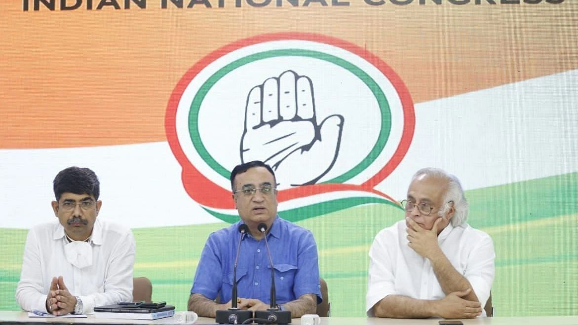 <div class="paragraphs"><p>Congress leaders Jairam Ramesh and Ajay Maken addressing a press conference after Ghulam Nabi Azad's resignation on Friday, 26 August.</p></div>