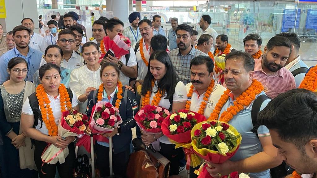 <div class="paragraphs"><p>The Indian weightlifting team, was felicitated on arrival at Sri Guru Ram Dass Jee International Airport in Amritsar, Punjab on Saturday.</p></div>