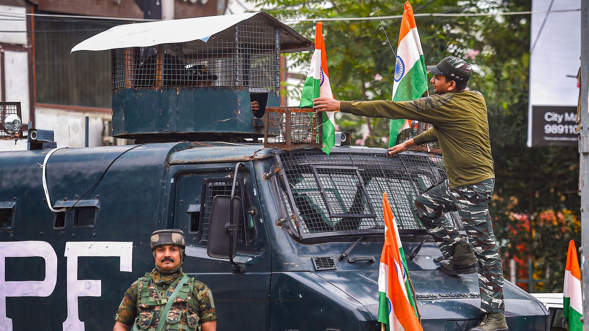 <div class="paragraphs"><p>CRPF personnel stand guard during Tiranga Rally to celebrate Har Ghar Tiranga as part of Azadi ka Amrit Mahaotsav celebrations for the 75th year of Independence, at Lal Chowk in Srinagar, Thursday, 11 August. Representational image.</p></div>