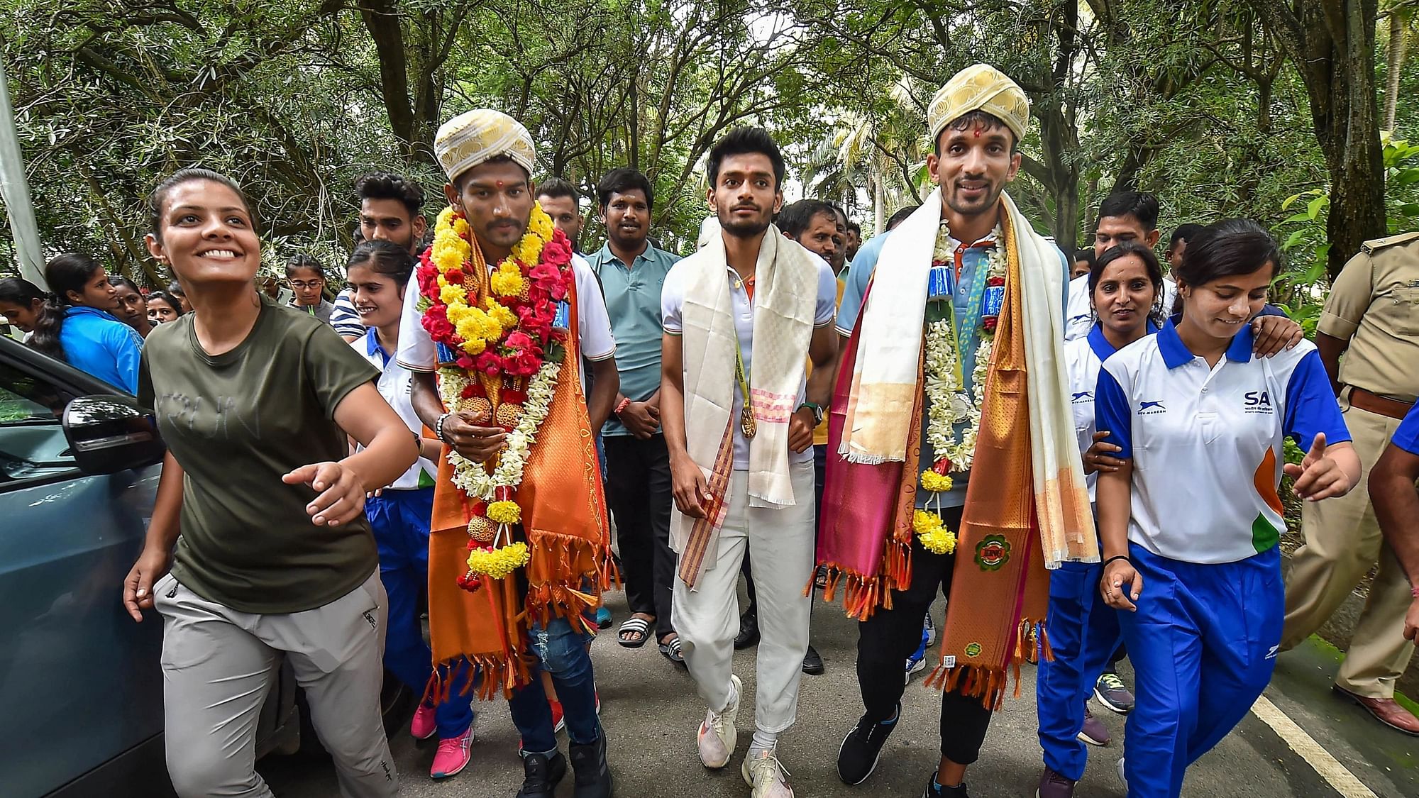 <div class="paragraphs"><p>CWG 2022 triple jump gold medallist Eldhose Paul (C), silver medallist Abdulla Aboobacker (R), and 3000 M steeplechase silver medal winner Avinash Sable during a welcome ceremony at SAI  in Bengaluru on Tuesday, 9 August 2022.</p></div>