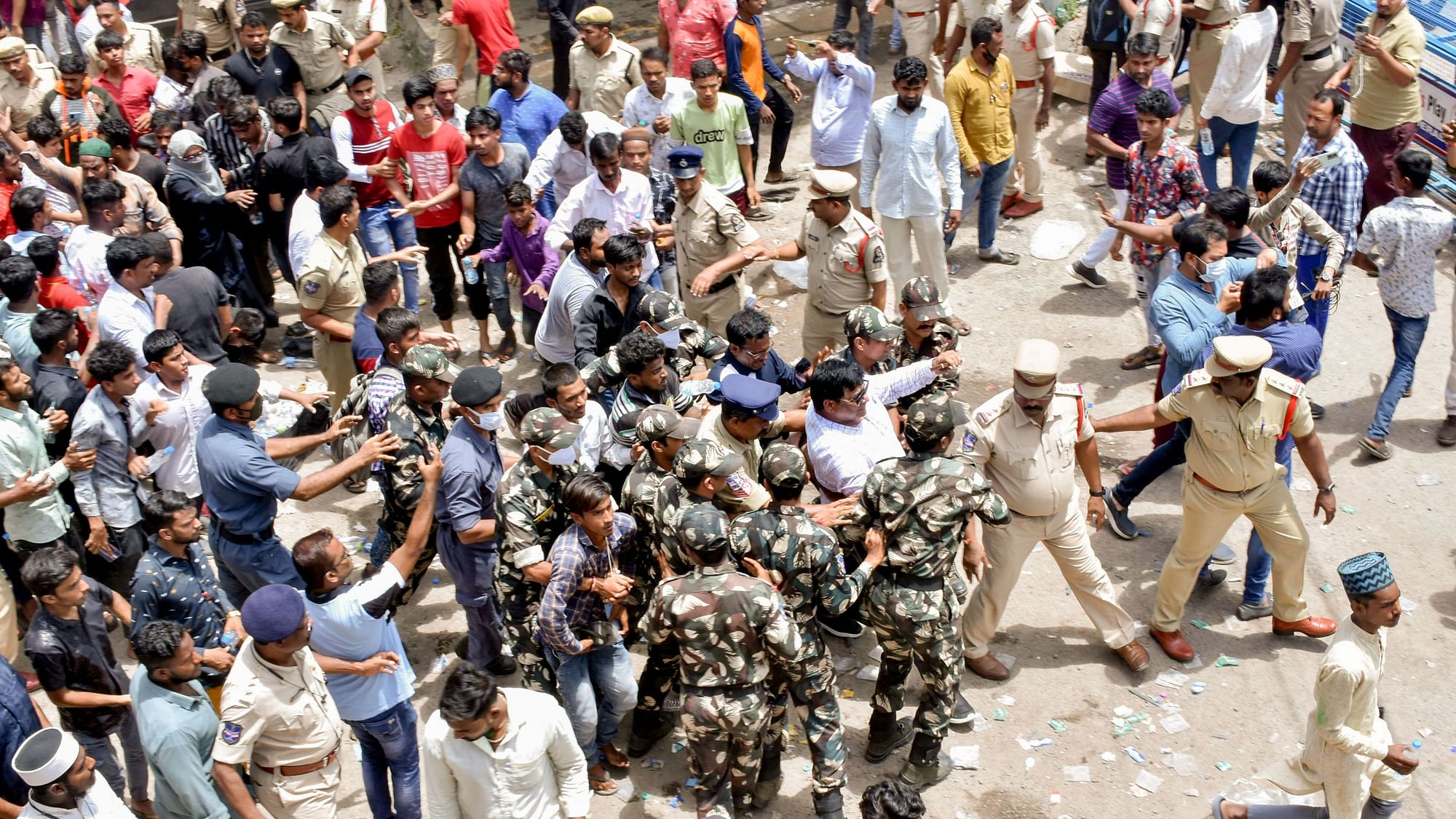 <div class="paragraphs"><p>The police lathicharged protesters who raised religious slogans, burnt effigies of Singh and pelted stones.</p></div>