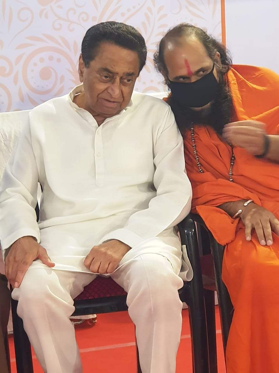 Visuals accessed by The Quint showed Mirchi Baba with former CM Kamal Nath and Home Minister Dr Narottam Mishra.